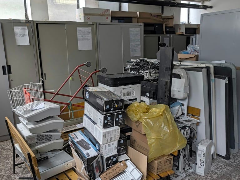 Locale scolastico con arredi e materiale informatico da sgomberare